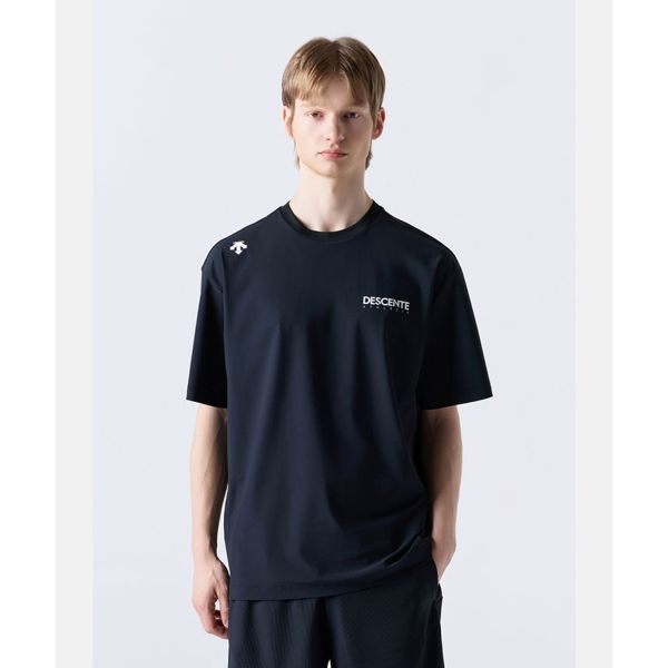 DESCENTE 어웨이큰 워딩 그래픽 반팔 티셔츠 블랙(SQ221ETS63)